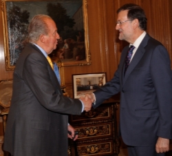 Su Majestad el Rey recibe el saludo del presidente del Gobierno, Mariano Rajoy